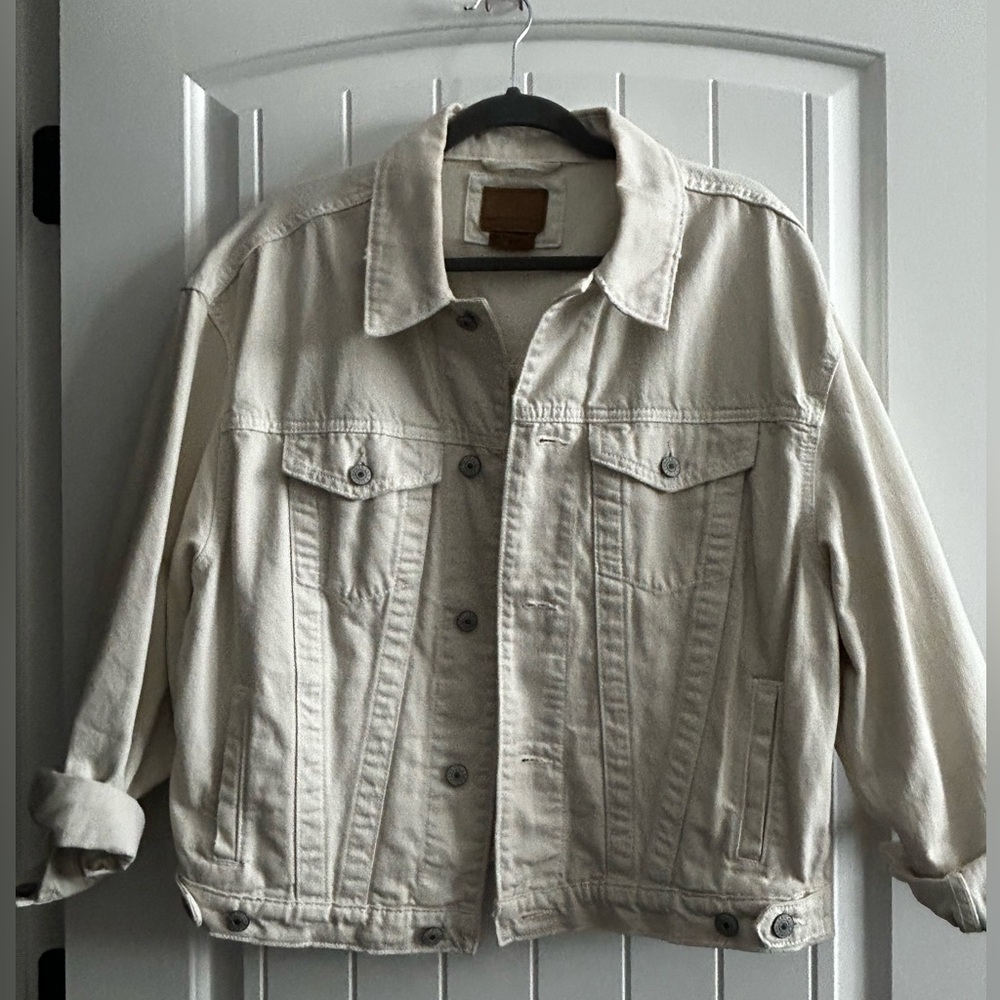 AE Oversized Jean Jacket
Cream/off white color